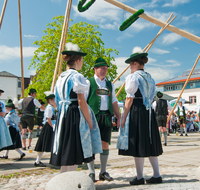 fileadmin/roha/images_galerie/brauchtum/Maibaum/Teisendorf/BR-MAIB-TEI-0058-D-roha-Brauchtum-Maibaum-Teisendorf-Marktplatz-Tracht.png