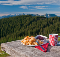 fileadmin/roha/images_galerie/orte_landschaft/Stoisser-Alm/Stoisser-Alm-kulinarisch/TEI-STO-GAS-0030-D-roha-Teisendorf-Stoisseralm-Kaiserschmarrn-Tasse-Kaffee-Marmelade-Berge.png