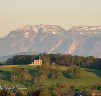 fileadmin/roha/images_galerie/orte_landschaft/Waging/WAG-MUEHLB-0015-5-D-roha-Waging-Maria-Muehlberg-Kirche-Untersberg-Sonnenuntergang.png