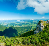 fileadmin/roha/images_galerie/orte_landschaft/Bergen/BERG-HOCHF-PAN-0001-P-D-roha-Bergen-Hochfelln-Chiemsee.png