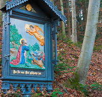 fileadmin/roha/images_galerie/kirche_religion/Palling-Kirchweidach-Tyrlaching/KKKM-PALL-KR-0001-D-roha-Kreuzweg-Station-Palling-Engel-Christus-Buche-Wald.png