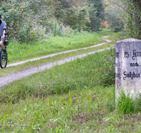 fileadmin/roha/images_galerie/orte_landschaft/Laufen/LAUF-SALZ-DAMM-0014-D-M-roha-Laufen-Salzach-Damm-Kilometerstein-Weg-Radler.png