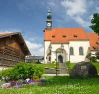 fileadmin/roha/images_galerie/orte_landschaft/Palling/PALL-TYRLBR-0002-D-roha-Palling-Tyrlbrunn-Kirche-Dorfplatz-Bundwerkstadel.png