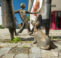 fileadmin/roha/images_galerie/orte_landschaft/Teisendorf/Teisendorf-Markt/TEI-DETAIL-0023-D-roha-Teisendorf-Rathaus-Kinder-Skulptur-Bronze.png