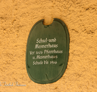 fileadmin/roha/images_galerie/orte_landschaft/Teisendorf/Teisendorf-Markt/TEI-DETAIL-SCHI-0002-D-roha-Teisendorf-Schild-Schule-Mesnerhaus-Pfarrhaus.png