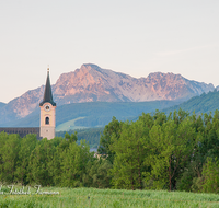 fileadmin/roha/images_galerie/orte_landschaft/Teisendorf/TEI-NORD-WEST-0022-D-roha-Teisendorf-Hochstaufen-Sonnenaufgang-Kirche.png