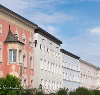 fileadmin/roha/images_galerie/orte_landschaft/Tittmoning/TITTM-0008-01-D-roha-Tittmoning-Stadtplatz-Fassaden.png