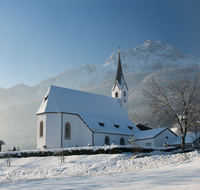 fileadmin/roha/images_galerie/orte_landschaft/Anger/Aufham/AUF-WI-0004-D-roha-Aufham-Anger-Winter-Schnee-Kirche-Hochstaufen.png