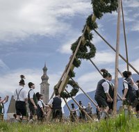 fileadmin/roha/Gautrachtenfest/BR-MAIB-ANG-2023-1410-D-M-roha-Brauchtum-Maibaum-Anger-Aufstellen.jpg