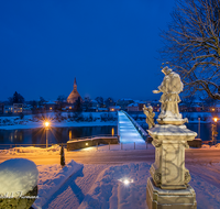 fileadmin/roha/images_galerie/orte_landschaft/Laufen/LAUF-STEG-0014-D-roha-Laufen-Salzach-Stiftskirche-Europa-Steg-Winter-Nacht-Nepomuk.png