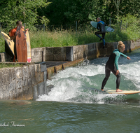 fileadmin/roha/images_galerie/orte_landschaft/Salzburg/Almkanal/SA-B-ALMK-WEL-2017-0002-D-roha-Salzburg-Almkanal-Wasser-Kanal-Welle-Surferin.png