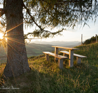 fileadmin/roha/images_galerie/Zaun-Bank/SO-AU-ANG-FUE-0006-0604-01-D-M-D-roha-Sonnenaufgang-Anger-Hoegl-Fuermann-Alm.png