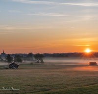 fileadmin/roha/images_galerie/orte_landschaft/Laufen/SO-AU-HAARM-0015-07-D-roha-Sonne-Sonnenaufgang-Haarmoos-Nebel.png