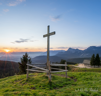 fileadmin/roha/images_galerie/Hintergrund-Download/1600x1200/SON-AU-STOISS-A-0001-0702-01-D-M-roha-Sonnenaufgang-Stoisser-Alm-Teisenberg.png