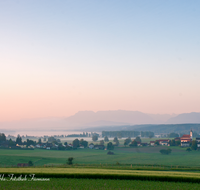 fileadmin/roha/images_galerie/orte_landschaft/Waging/WAG-SEE-TETT-0002-D-roha-Waginger-See-Tettenhausen-Untersberg-Hochstaufen-Sonnenaufgang.png