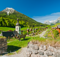 fileadmin/roha/images_galerie/kirche_religion/Berchtesgaden/BGD-RA-FRIEDH-0007-D-roha-Berchtesgaden-Ramsau-Friedhof-Kirche-Reiter-Alpe-Blumenwiese-Zwiebelturm.png