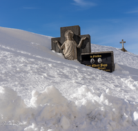 fileadmin/roha/images_galerie/kirche_religion/Neukirchen/KKKM-NEUK-FRIED-WI-0003-D-roha-Grabkreuz-Neukirchen-Friedhof-Winter-Schnee.png