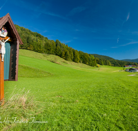 fileadmin/roha/images_galerie/kirche_religion/Rupolding/KKKM-RUH-FROSCHS-0003-D-roha-Wegkreuz-Ruhpolding-Herbst-Froschsee-Landschaft.png