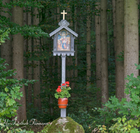 fileadmin/roha/images_galerie/kirche_religion/Tei-Wei-Rosenkranzweg/KKKM-TEI-WEI-ROS-13-0002-D-roha-Wegkreuz-Rosenkranz-Station-Teisendorf-Weildorf.png