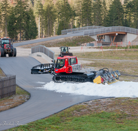 fileadmin/roha/images_galerie/orte_landschaft/Ruhpolding/RUH-BIATH-0022-D-roha-Ruhpolding-Chiemgau-Arena-Biathlon-Schneeband-Loipe-Stadion.png