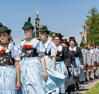 fileadmin/roha/images_galerie/orte_landschaft/Teisendorf/Neukirchen/Trachtenfest-Neukirchen-2019/BR-FEST-NEUK-TRACH-2019-08-11-1216-04-D-roha-Brauchtum-Fest-Neukirchen-Trachtenverein-Festzug.png