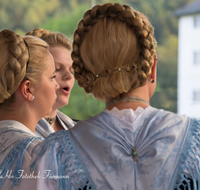 fileadmin/roha/images_galerie/brauchtum/Tracht/Trachtenverein_Anger/BR-TRACH-ANG-20160701-2029-02-D-roha-Brauchtum-Tracht-Anger-Hoeglwoerth-Saengerinnen.png