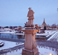 fileadmin/roha/images_galerie/orte_landschaft/Laufen/LAUF-STEG-0009-D-roha-Laufen-Salzach-Stiftskirche-Europa-Steg-Winter-Nacht-Nepomuk.png