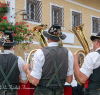 fileadmin/roha/images_galerie/musik/Blasmusik/Anger_-_Aufham/MU-BLA-ANG-BERG-STA-2018-1936-D-roha-Musik-Blasmusik-Musikkapelle-Anger-Bergschuetzen-Dorfplatz-Standkonzert.png