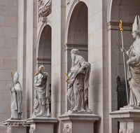 fileadmin/roha/images_galerie/orte_landschaft/Salzburg/Dom/SA-DOM-0001-1-D-roha-Salzburg-Dom-Portal-Marmor-Figur.png