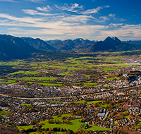 fileadmin/roha/images_galerie/orte_landschaft/Salzburg/Gaisberg-Flughafen-Wals/SA-GAISB-PAN-0040-P-D-roha-Salzburg-Gaisberg-Panorama-Watzmann-Hochstaufen-Untersberg.png