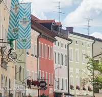 fileadmin/roha/images_galerie/architektur-Haeuser/TEI-MA-0022-2-D-roha-Teisendorf-Markt-Strasse-Fassade-Blumenschmuck.png