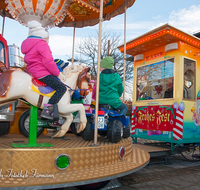 fileadmin/roha/images_galerie/orte_landschaft/Teisendorf/Teisendorf-Markt/TEI-MA-MARKT-PO-0001-D-roha-Teisendorf-Marktstrasse-Markt-Andreasmarkt-Weihnachten-Kinder-Karusell.png