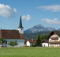 fileadmin/roha/images_galerie/orte_landschaft/Ainring/AINR-PER-0001-D-roha-Ainring-Perach-Kirche-Hochstaufen-Zwiesel.png