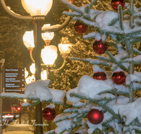 fileadmin/roha/images_galerie/orte_landschaft/Bad_Reichenhall/BAD-REI-FUSSG-0017-00-D-roha-Bad-Reichenhall-Fussgaengerzone-Winter-Nacht-Christbaum-rot-Kugel.png