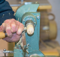 fileadmin/roha/images_galerie/arbeit_technik/Handwerk/HAN-DRECH-0028-D-roha-Handwerk-Drechseln-Kreisel-Werkstatt-Holz.png