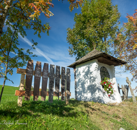 fileadmin/roha/images_galerie/kirche_religion/Teisendorf/Freidling-Berg-Stoisseralm/KKKM-TEIS-BERG-FR-0062-D-roha-Kapelle-Suehnekreuz-Totenbretter-Teisendorf-Freidling-Herbst.png