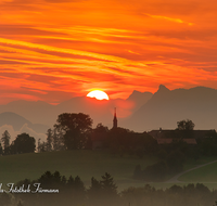 fileadmin/roha/images_galerie/stimmung-Sonne/Sonnenaufgang/SON-AU-STEINH-0018-D-roha-Sonnenaufgang-Anger-Steinhoegl-Kirche-Sonne-Gaisberg.png