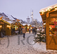 fileadmin/roha/images_galerie/brauchtum/Weihnachten/Christkindlmarkt-Traunstein/TRAUN-CHRIST-MARKT-0002-D-roha-Traunstein-Christkindlmarkt-Stadtplatz-Weihnachten-Schnee.jpg