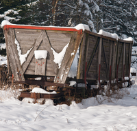 fileadmin/roha/images_galerie/orte_landschaft/Ainring/AINR-MOOR-WIN-0005-D-roha-Ainring-Moor-Winter-Schnee-Torfbahn-Lore-Boggerlbahn.png