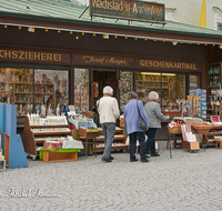 fileadmin/roha/images_galerie/orte_landschaft/Altoetting/ALTOETT-KAPELLPL-0008-D-roha-Altoetting-Gnadenkapelle-Einkauf-Laden.png