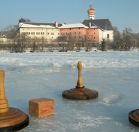 fileadmin/roha/reportagen/Eisstockschiessen/AN-HOEGL-EISST-0004-D-roha-Anger-Hoeglwoerth-Eisstock-Schnee-Winter.png