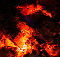 fileadmin/roha/images_galerie/dies_das/LANDA-FEU-0014-8-D-roha-Landart-Feuer-Kachelofen-Brennholz-Scheiter-Glut.png