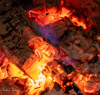 fileadmin/roha/images_galerie/dies_das/LANDA-FEU-0014-8-D-roha-Landart-Feuer-Kachelofen-Brennholz-Scheiter-Glut.png