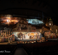 fileadmin/roha/images_galerie/orte_landschaft/Salzburg/Advents-Christkindlm/SA-KU-ADVENTS-2018-1956-01-D-roha-Salzburg-Weihnachten-Adventsingen-Stille-Nacht-Festspielhaus.png