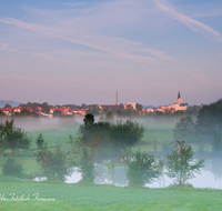 fileadmin/roha/images_galerie/orte_landschaft/Teisendorf/TEI-SUED-OST-0025-D-roha-Teisendorf-Sued-Ost-Weiher-Sonnenaufgang-Nebel.png