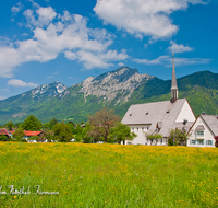 fileadmin/roha/images_galerie/orte_landschaft/Bayerisch-Gmain/BAD-REI-BAYER-0005-D-roha-Bad-Reichenhall-Bayerisch-Gmain-Fruehling-Kirche-Blumenwiese-Hochstaufen.png