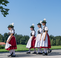 fileadmin/roha/images_galerie/orte_landschaft/Teisendorf/Neukirchen/Trachtenfest-Neukirchen-2019/BR-FEST-NEUK-TRACH-2019-08-11-1201-03-D-roha-Brauchtum-Fest-Neukirchen-Trachtenverein-Festzug.png