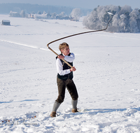 fileadmin/roha/images_galerie/brauchtum/Schnalzen/Schnalzen-Haarmoos/BR-SCHNA-HAARM-EICH-1051-07-D-roha-Brauchtum-Aper-Schnalzen-Haarmoos-Eichet-Schnee-Winter-Pass.png