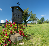 fileadmin/roha/images_galerie/kirche_religion/Ainring-Kreuzweg/KKKM-AINR-KR-10-0045-D-roha-Kreuzweg-Ainring-Ulrichshoegl-Rose-Meisterkapelle.png