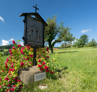 fileadmin/roha/images_galerie/kirche_religion/Ainring-Kreuzweg/KKKM-AINR-KR-10-0045-D-roha-Kreuzweg-Ainring-Ulrichshoegl-Rose-Meisterkapelle.png